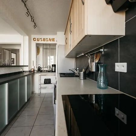 Appt 10 Min From Beaches, Wifi, Terrace 아파트